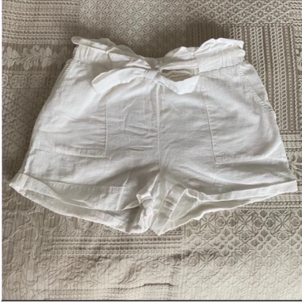 Women’s Kendall & Kylie White Linen High Waisted Tie Shorts Size Medium